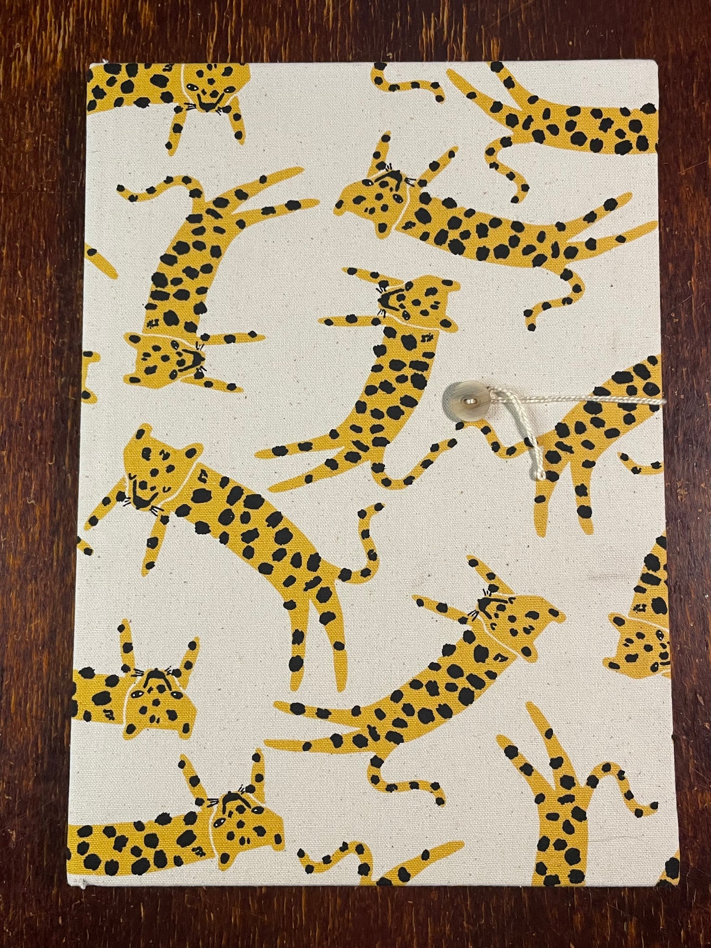 2026 Hardcover Diary A4 Week-to-View : Leopards